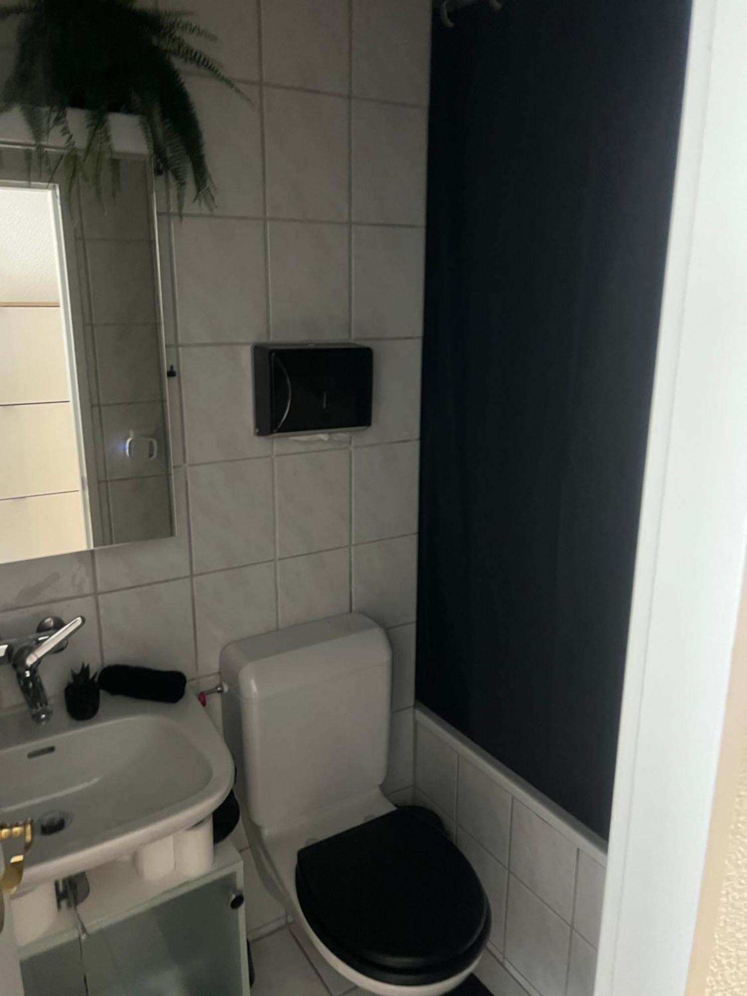 Executive Suite Ac & Free Parking Zurich Exterior photo